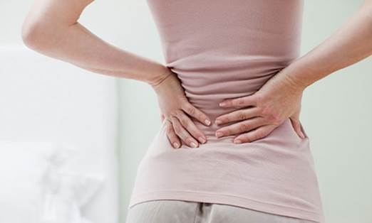 Lý do nào gây đau lưng sau khi sinh?
