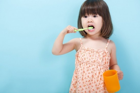 Nên cho bé đánh răng bằng kem từ lúc mấy tuổi?
