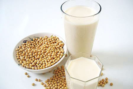 Em đang học thi, buổi tối uống sữa đậu nành có gây tăng cân không ?